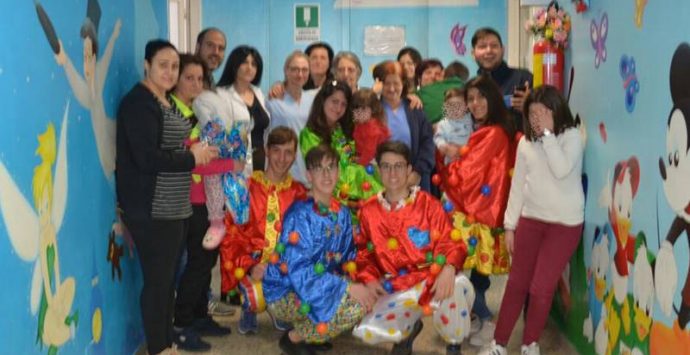 Clown in corsia, la Pro loco di San Costantino regala sorrisi in Pediatria a Vibo