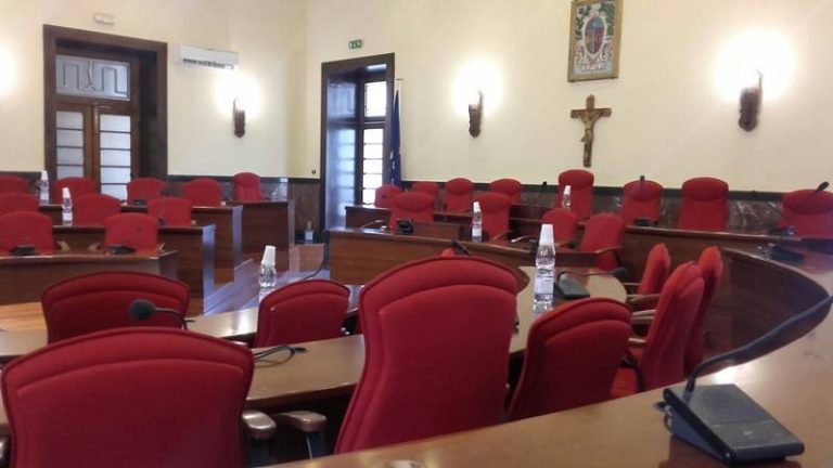 Salta il Consiglio sul bilancio, Russo: «Vibo in ostaggio in attesa del voto»