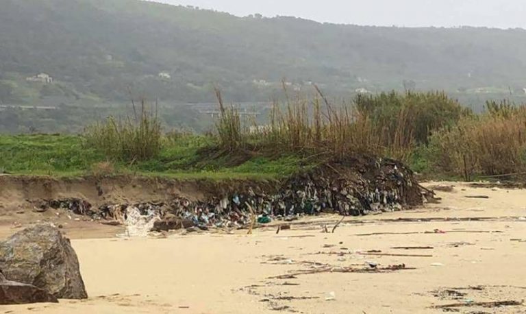 Pizzo, denuncia dei cinquestelle: «Discarica dell’Angitola inghiottita dal mare»