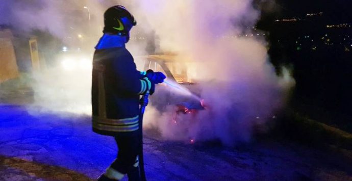 Auto in fiamme sulla Trasversale delle Serre, coppia in salvo