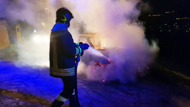 Furgoncino in fiamme nella notte a Sant’Onofrio, indagano i carabinieri