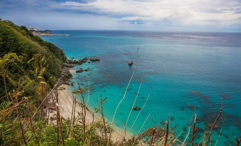 Un’altra spiaggia vibonese da vetrina, “Michelino” a Parghelia terza tra le 15 più belle d’Italia