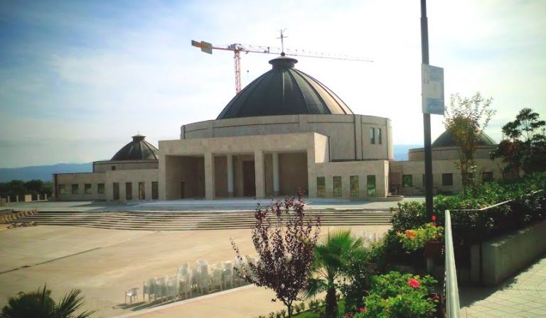 Scontro tra diocesi e Fondazione di Natuzza: «L’assemblea non poteva essere sospesa»