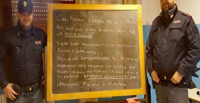 Gli agenti “smontano” il seggio di Porto Salvo e scrivono agli alunni: «Studiare vi renderà liberi»