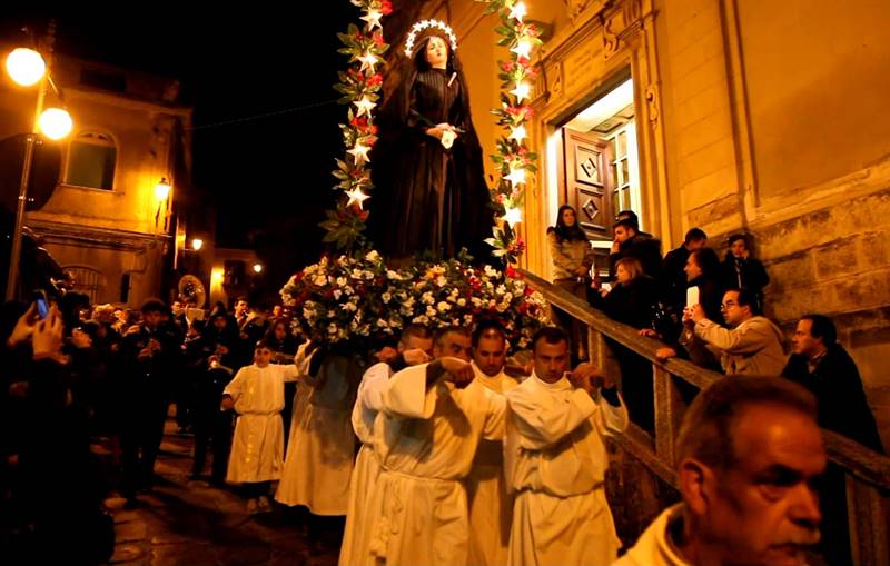 La statua della "Desolata" in processione a Vibo