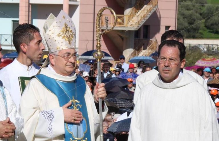 “Disobbedì” al vescovo, padre Cordiano trasferito a San Nicola da Crissa