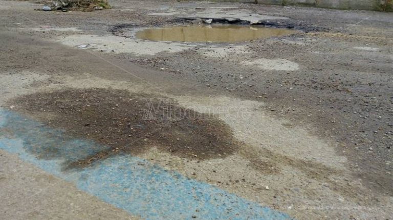 Tra negozi in crisi e buche per strada, le strisce blu a Vibo scontentano tutti (VIDEO)