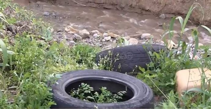 A Portosalvo il “torrente della paura”: rifiuti ed incuria rischiano di farlo straripare (VIDEO)