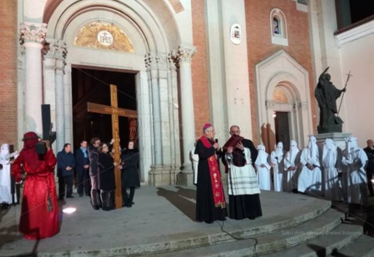 Il racconto di monsignor Renzo alla Via Crucis: «Natuzza disse “no” a Gesù per obbedire al vescovo»