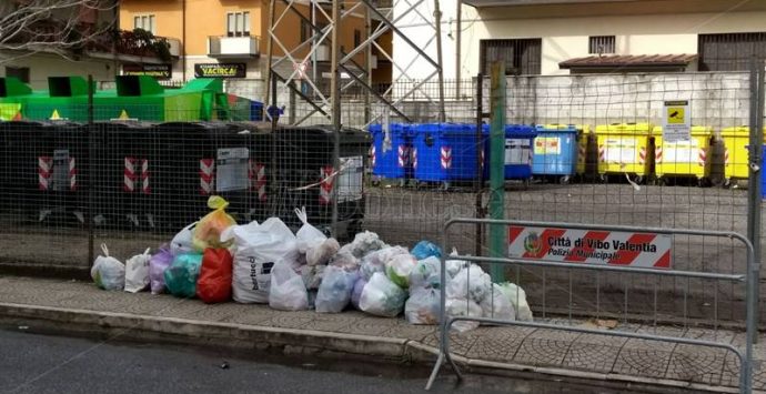 Degrado a Vibo | «Ancora rifiuti davanti all’Eco-punto»: reclamano i residenti di via Pellicanò