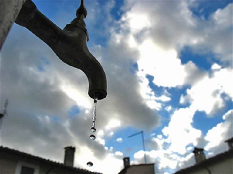 Vibo, centro storico senz’acqua: disagi e attività costrette a chiudere