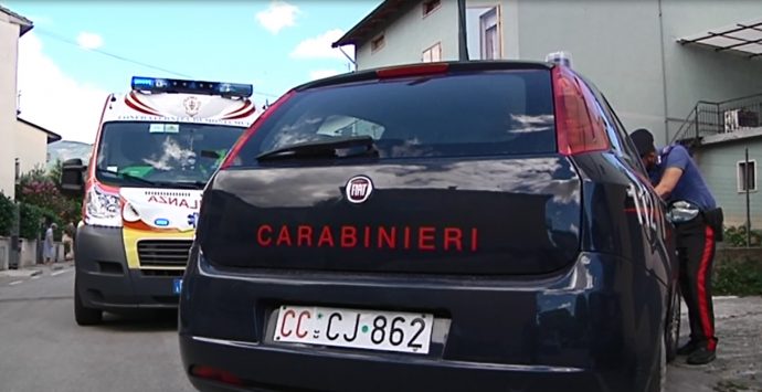 San Calogero, prende a bastonate la moglie e si dà alla fuga: denunciato