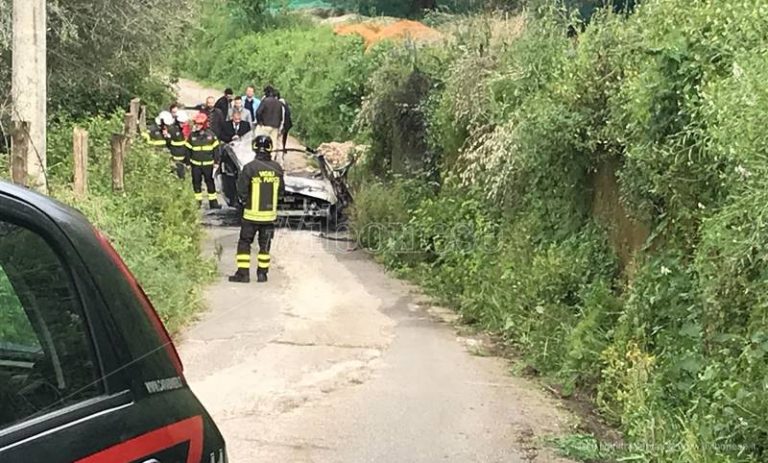 Esplosione a bordo di un’auto a Limbadi, un morto e un ferito (VIDEO)