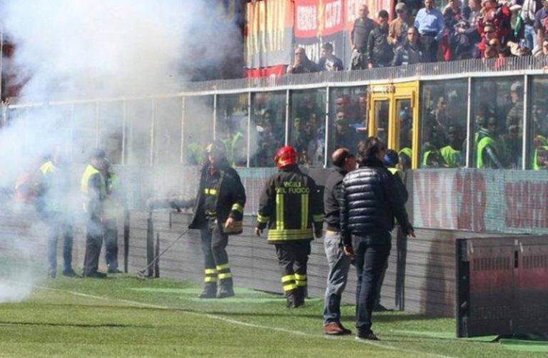 Tifo violento e fumogeni in campo, dieci Daspo nel Vibonese