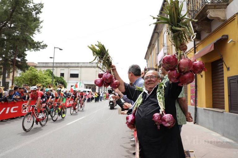 Il Giro d’Italia passa da Vibo, chiuse al transito pure le strade del centro abitato