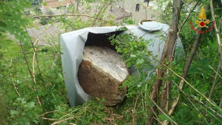 Grosso masso si stacca dal costone e centra un serbatoio, paura a Tropea (VIDEO)