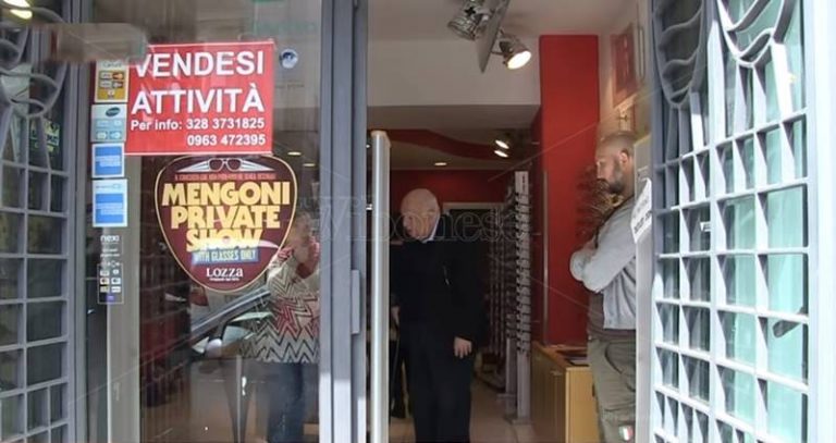 “Vendesi attività”, Nello Ruello getta la spugna e cede il suo negozio (VIDEO)