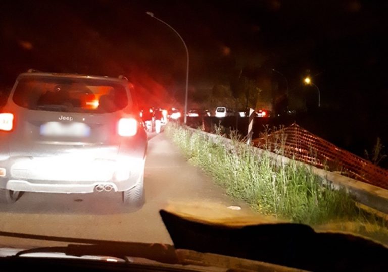 Pasquetta amara per gli automobilisti bloccati nel mega ingorgo di Pizzo