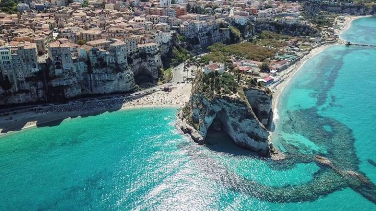 Tropea regina di Instagram: la sua spiaggia è tra le più fotografate al mondo