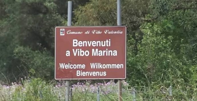 Vibo Marina guarda all’estate ma fa ancora i conti con erbacce e rifiuti (VIDEO)