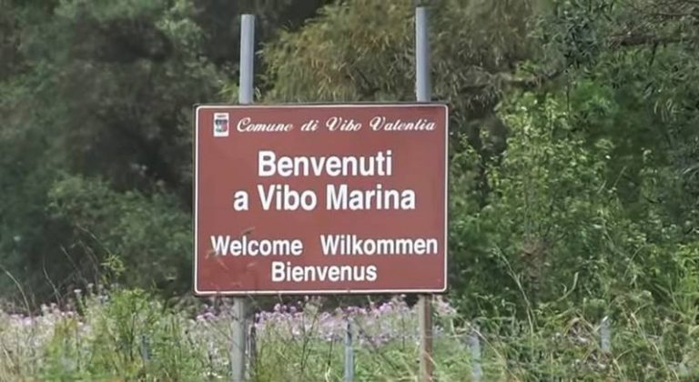 Vibo Marina guarda all’estate ma fa ancora i conti con erbacce e rifiuti (VIDEO)