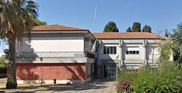 Parcheggi “selvaggi” davanti a scuola, “Uniti per Ricadi” al Comune: «Intervenire»