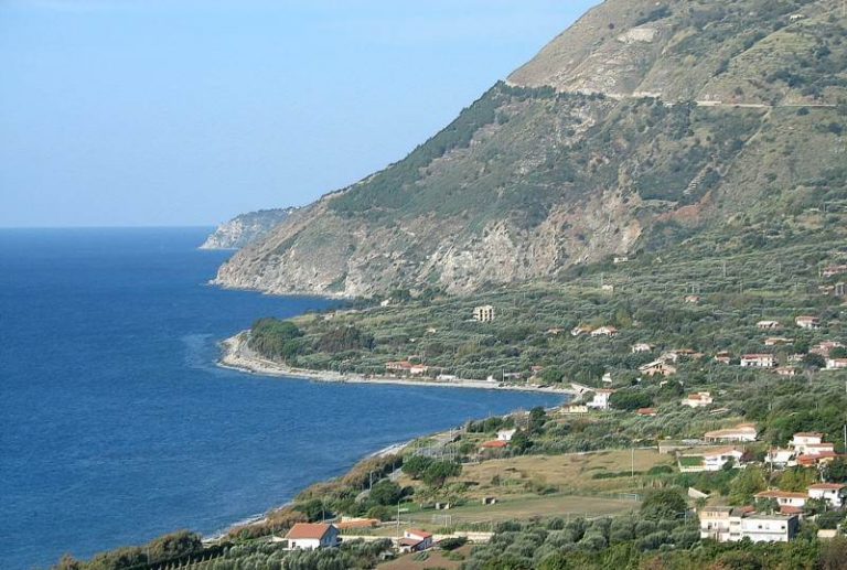 Bandiere blu in Calabria, per il Wwf la politica regionale ha fallito