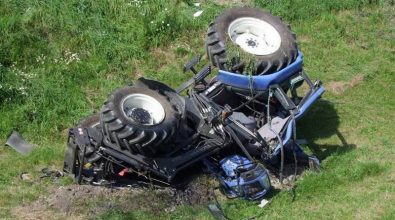 Incidente sul lavoro nel Vibonese, trattore si ribalta e muore 34enne