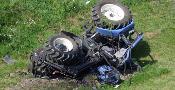 Incidente sul lavoro nel Vibonese, trattore si ribalta e muore 34enne