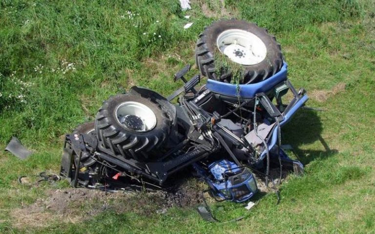 Incidente sul lavoro nel Vibonese, trattore si ribalta e muore 34enne