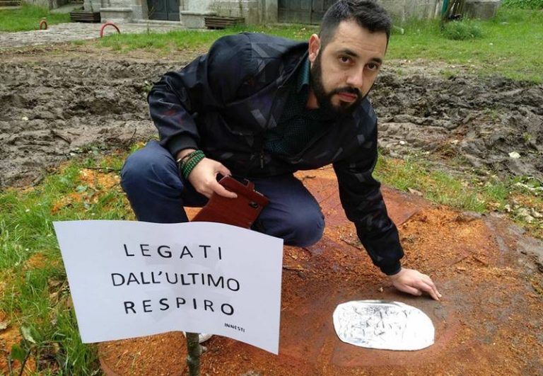 Platani abbattuti a Serra San Bruno, incursione dell’artista Angelo Ventimiglia