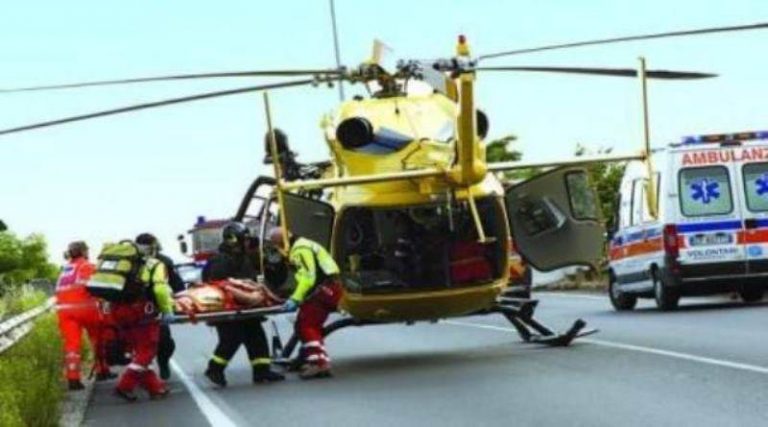 Ciclista cade in strada a Vibo, trasferito in elisoccorso a Catanzaro