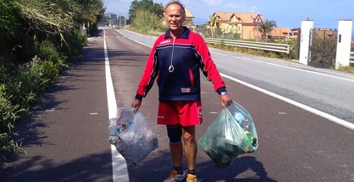 Pizzo, la storia di Ermete che da anni pulisce la strada dove fa jogging (VIDEO)