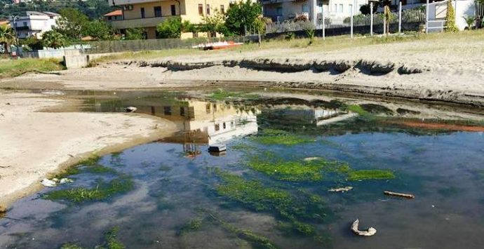 Piazza al buio, strade disastrate e uno stagno in spiaggia: “Così muore Bivona” (VIDEO)