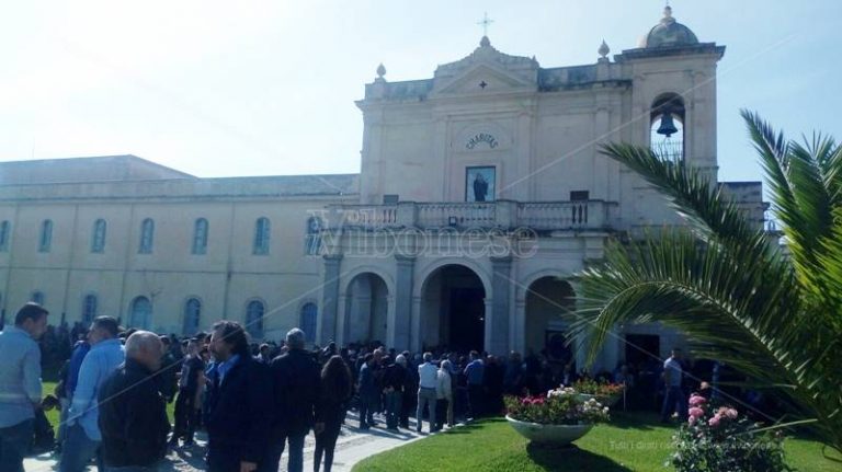 A Nicotera è il giorno dei funerali delle vittime di Olivieri, il parroco: «Stanchi di tanta violenza» (VIDEO)