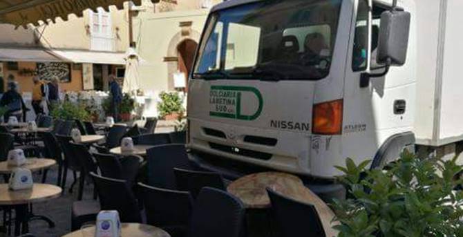 Tragedia sfiorata a Tropea, furgone finisce contro un bar