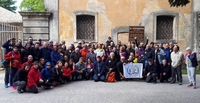 Escursionisti pugliesi guidati da Kalabria Trekking sui sentieri del Parco delle Serre