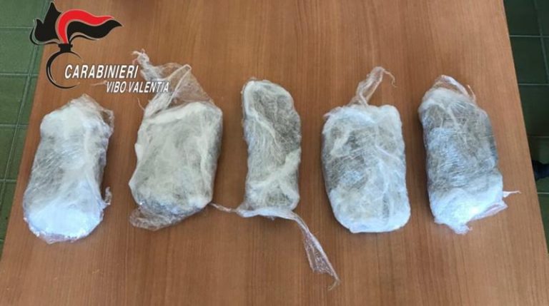 Viaggiava con cinque panetti di marijuana, lascia i domiciliari nel Vibonese