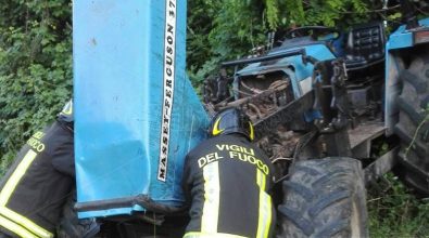 Mileto, si ribalta un trattore: due feriti
