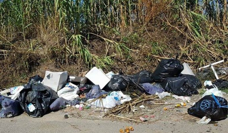 Coccorino ed i rifiuti in strada: “cartoline” dai turisti (FOTO)