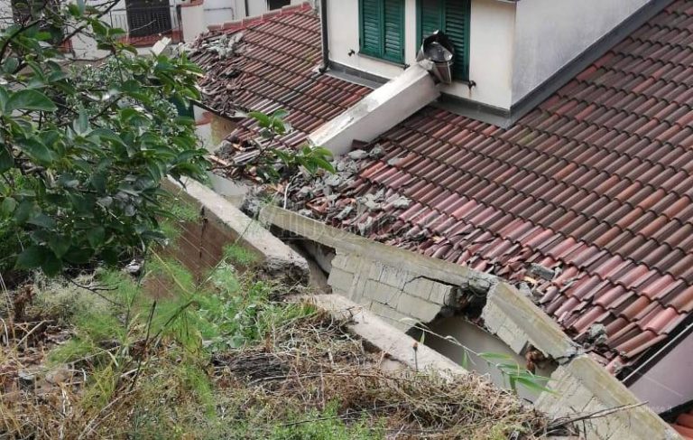 Maltempo nel Vibonese, crolla parte di abitazione a Nicotera: evacuati i residenti (VIDEO)