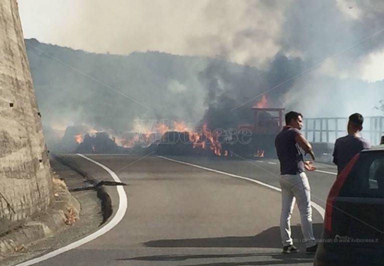 Paura sulla statale 18 a Pizzo, in fiamme rimorchio carico di balle di fieno (FOTO)