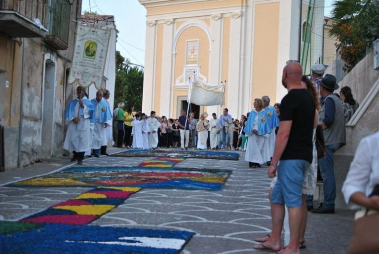 Ricadi, l’Infiorata di Santa Domenica giunta alla XII edizione