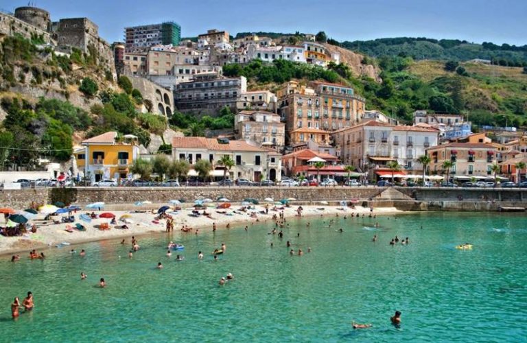 Estate 2023 in Calabria: il report di Unioncamere sull’economia del turismo