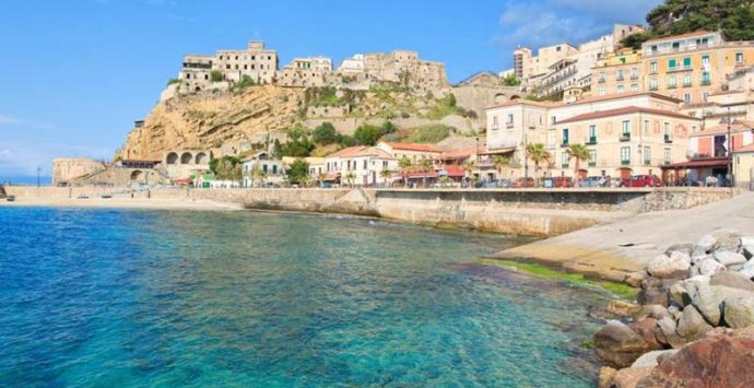 A dicembre in Calabria caldo e temperature primaverili: «Qui a Pizzo l’estate sembra infinita» – Video