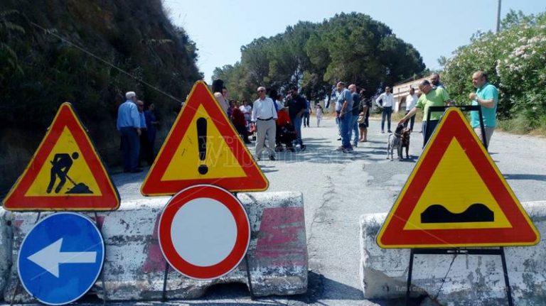 Strada del mare chiusa, la rabbia dei cittadini: «Così si uccide un territorio» (VIDEO)