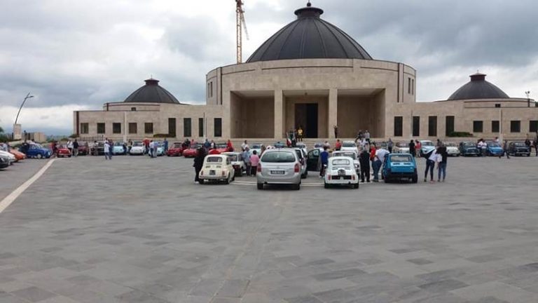 Raduno Fiat 500 e auto d’epoca a Mileto all’ombra di Natuzza Evolo