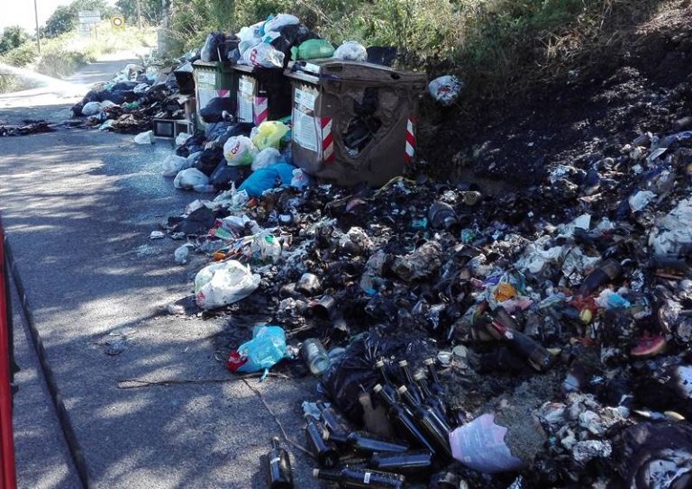 Micro-discariche fuori controllo a Vibo, rogo di rifiuti in località Madonella