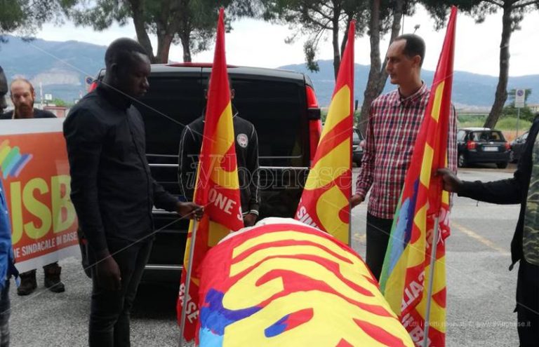 La salma di Soumaila Sacko in partenza dall’aeroporto di Lamezia (VIDEO)