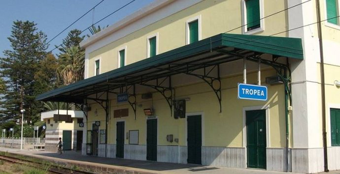 Torna il Tropea line: ogni giorno 24 collegamenti in treno lungo la Costa degli Dei